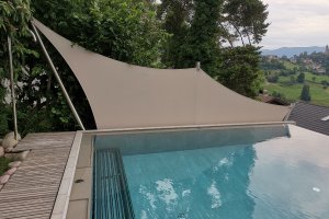 Segel als seitlicher Sichtschutz vor Pool, Völs am Schlern, Südtirol, 2019