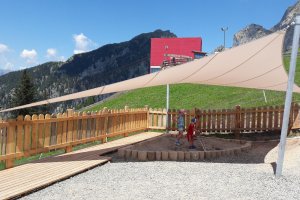 Sonnenschutz über Sandkasten, Meran 2000, Südtirol, 2017