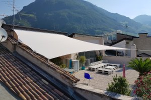 Hoch über den Dächern von Bozen, Segel auf Dachterrasse, Bozen, Südtirol, 2017