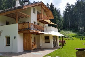 Segeldesign passend zum Gebäude über 2 Stockwerke (Seitenansicht), Seis am Schlern, Südtirol, 2014