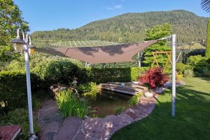 Segel als Sonnenschutz über Teich, Völlan, Südtirol, 2019