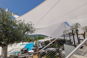 2 sich überlappende Saisonsegel, Hotel Weinegg, Grilan, Südtirol, 2017