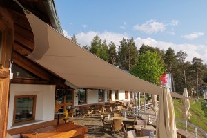 Segel als Sonnen- und Regenschutz über Essbereich, Sportcenter Deutschnofen, Südtirol, 2019