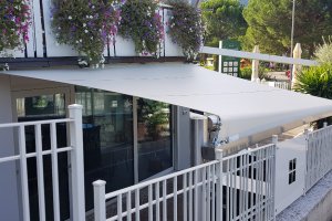 Gastrosegel über Barbereich mit integrierter Dachrinne, Hotel Steinmannwald, Leifers, 2018