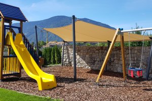 Segel über Kinderspielplatz, Hotel Strobelhof, Dorf Tirol, 2018