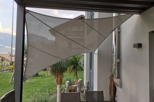 eleganter seitlicher Sicht- & Windschutz mit 