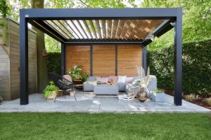 Pergola mit Lamellendach in Holzoptik