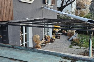 Rollsegel geschlossen mit Stahl Pergola; Brixen Südtirol; 2024