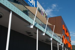 Sonnenschutz Terrasse Ansicht Säulen, Einkaufszentrum Twenty, Bozen, 2017