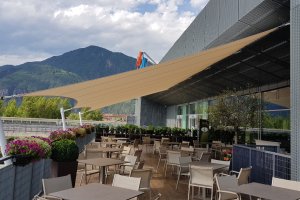 Sonnenschutz Terrasse Ansicht Säulen, Einkaufszentrum Twenty, Bozen, 2017