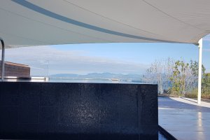 Rollsegel offen über Pool, Gardasee, 2018