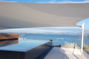 Rollsegel offen über Pool, Gardasee, 2018