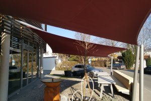 Rollsegel offen über Kaffee Terrasse, werkhaus Raubling