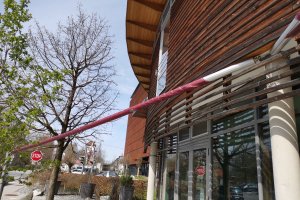 Rollsegel geschlossen über Kaffee Terrasse, werkhaus Raubling