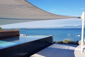 Rollsegel offen über Pool, Gardasee, 2018