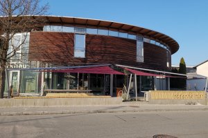 Rollsegel offen über Kaffee Terrasse, werkhaus Raubling