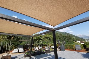 Design-Sonnenschutz mit viel Stahl, Ratschingserhof 2019