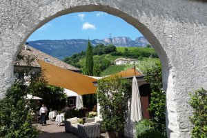 formschönes Segel passend zum Innenhof, Ansitz Vinotek Pillhof, Eppan, Südtirol, 2014