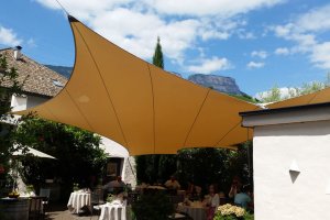 Segel im Innenhof ca. 115m², Vinothek Pillhof, Eppan, Südtirol, 2014