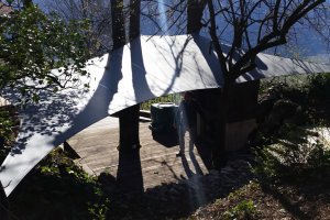 überdachter Grillplatz zwischen Bäumen, Kurtatsch, Südtirol, 2014