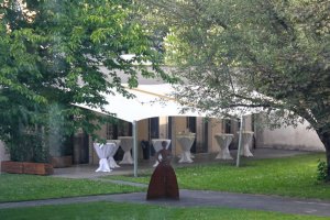 2 sich überlappende Segel, Ferrarischule Innsbruck, Tirol, 2012