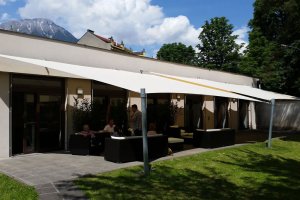 2 sich überlappende Segel, Ferrarischule Innsbruck, Tirol, 2012