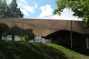 Festplatzüberdachung mit zwei Hochpunkten