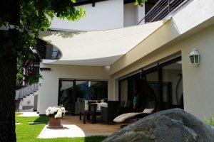 Segel mit Kederschiene an Hauswand, Hotel Grafenstein, Tscherms, Südtirol, 2014