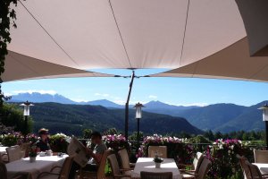 leichte Segel-Bauweise für besten Blick in die Berge, Hotel Holzner, Oberbozen, Südtirol, 2010