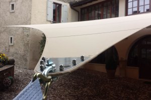 Detailansicht Segelecke mit Spannsystem, Innenhof Schloss Tenno, Arco, Gardasee, 2013