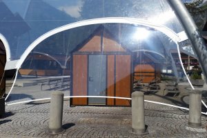 Musikpavillon Detail Windfang mit Klarsichtfolie, Sölden, Österreich, 2014