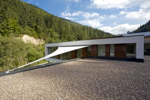 Segel über Eingangsbereich, Näckler Schüttelbrot Betriebsgebäude, Welschnhofen, Südtirol, 2012