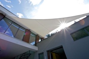 Segel über Eingangsbereich (Ansicht von unten), Näckler Schüttelbrot Betriebsgebäude, Welschnhofen, Südtirol, 2012