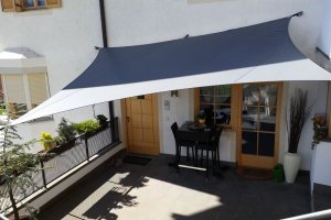 Segel über Eingangsbereich, Kaltern, Südtirol, 2012